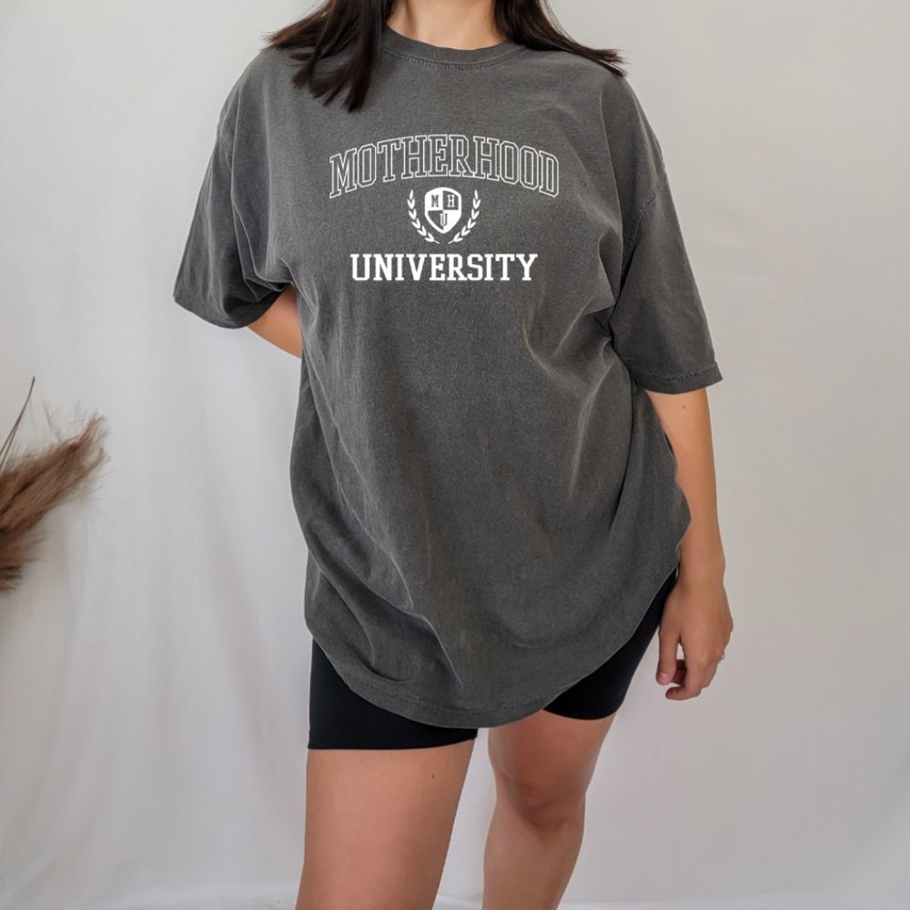 Motherhood University Tee Oversized Cool Mom Vintage inpsired tshirt